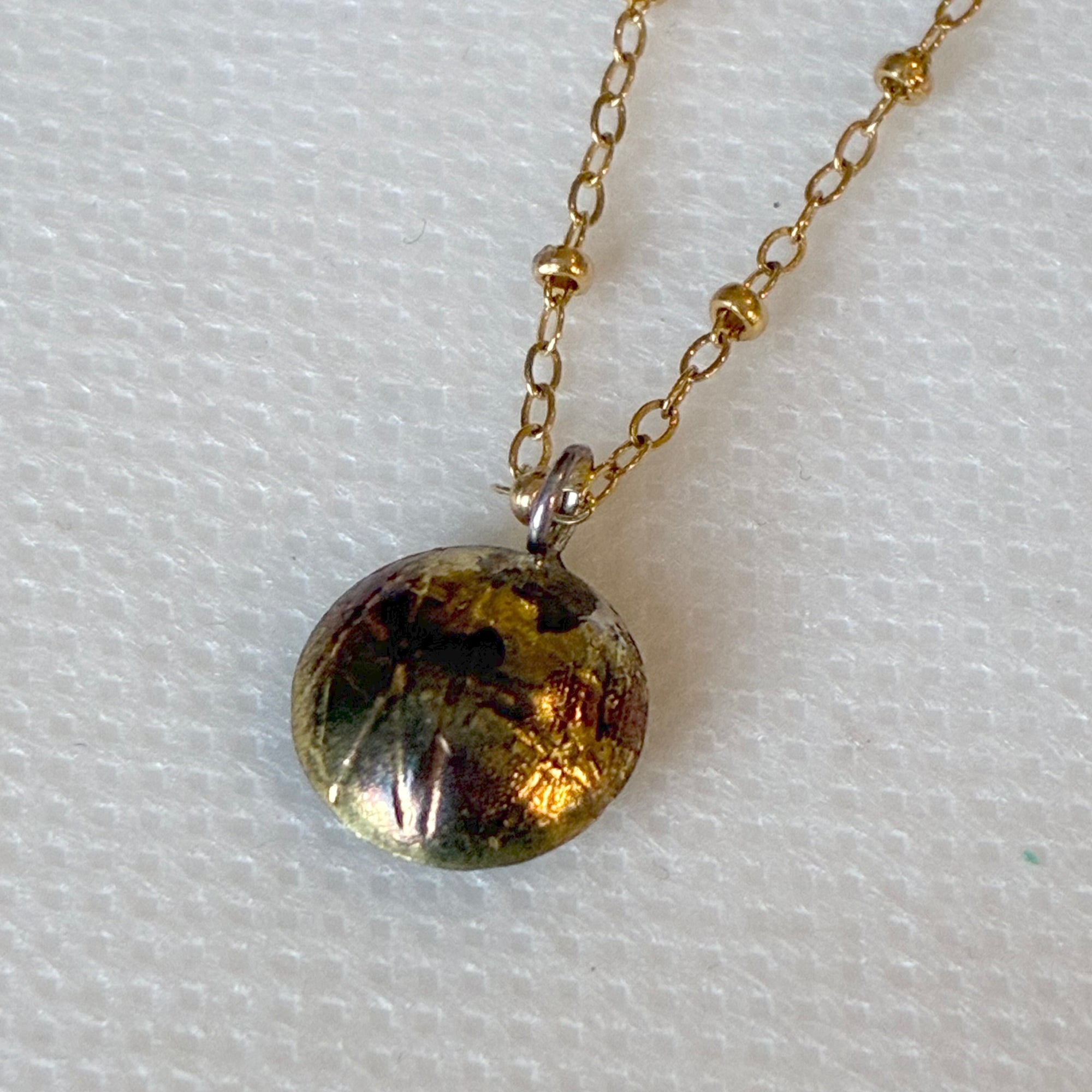 EL026-17 Black/Gold Resin Necklace